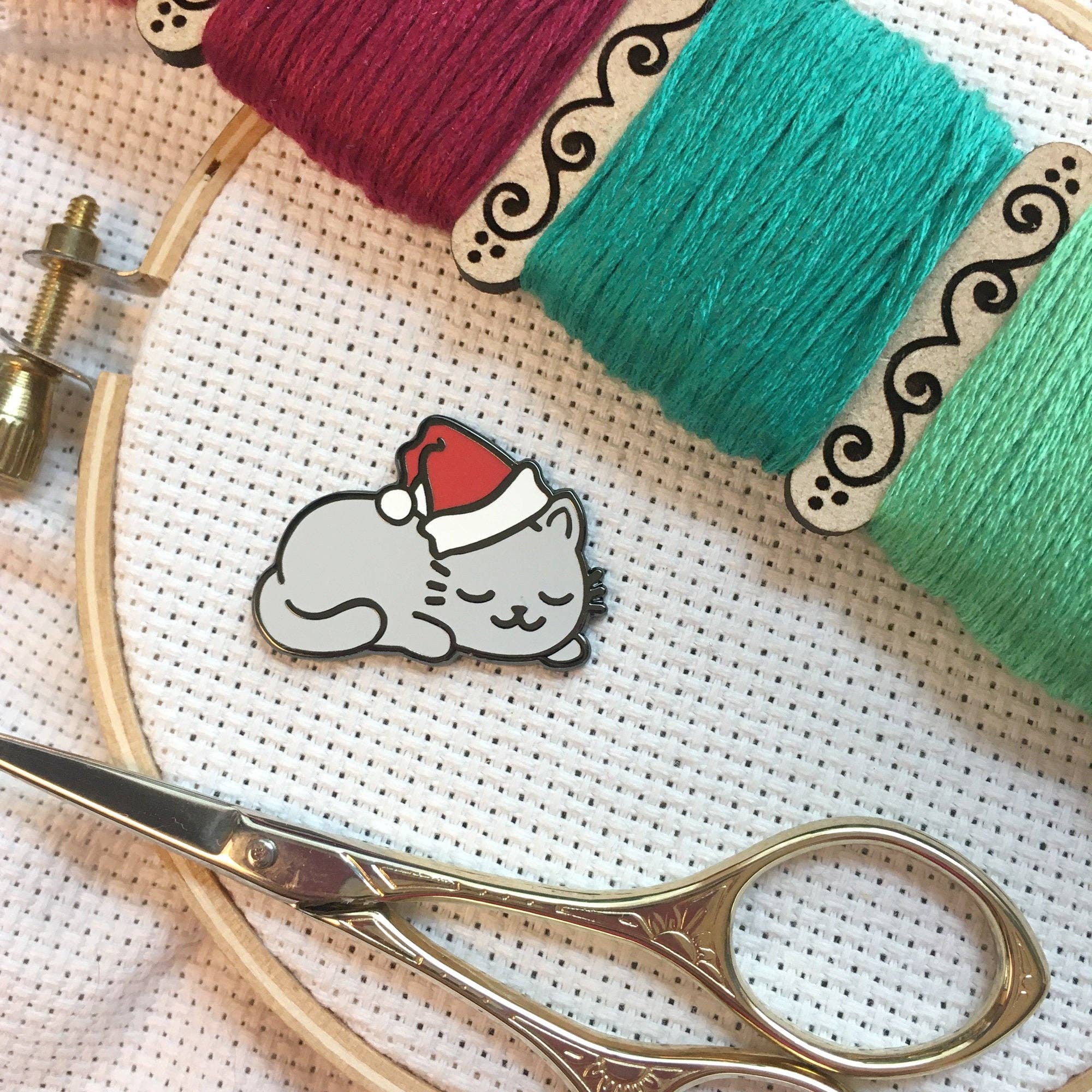 Sleepy Christmas Kitty Needle Minder