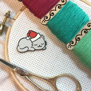 Sleepy Christmas Kitty Needle Minder