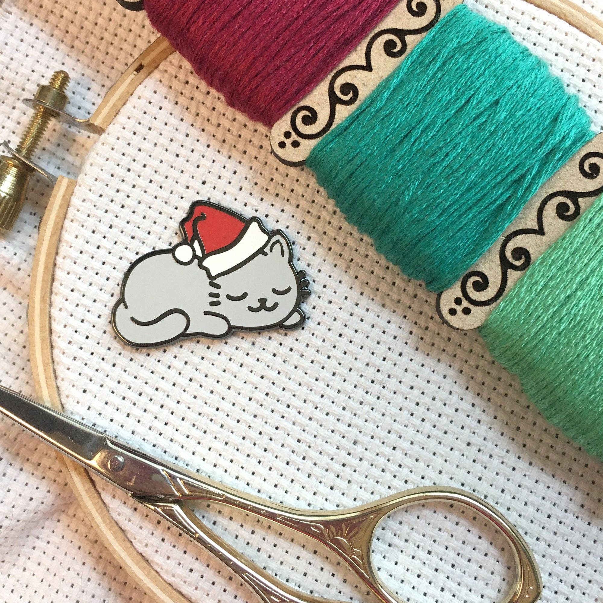 Sleepy Christmas Kitty Needle Minder