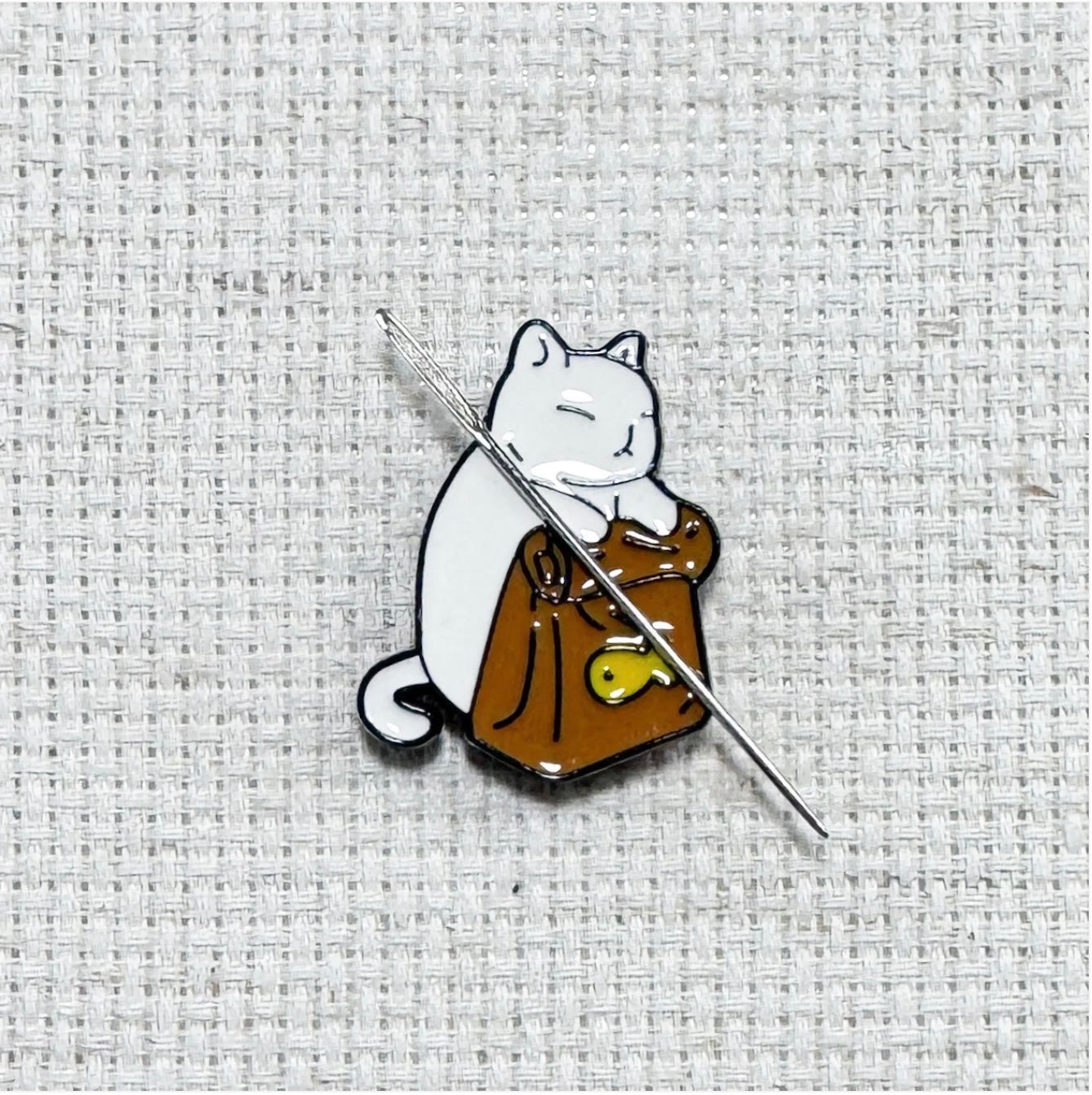 White Cat Needle Minder