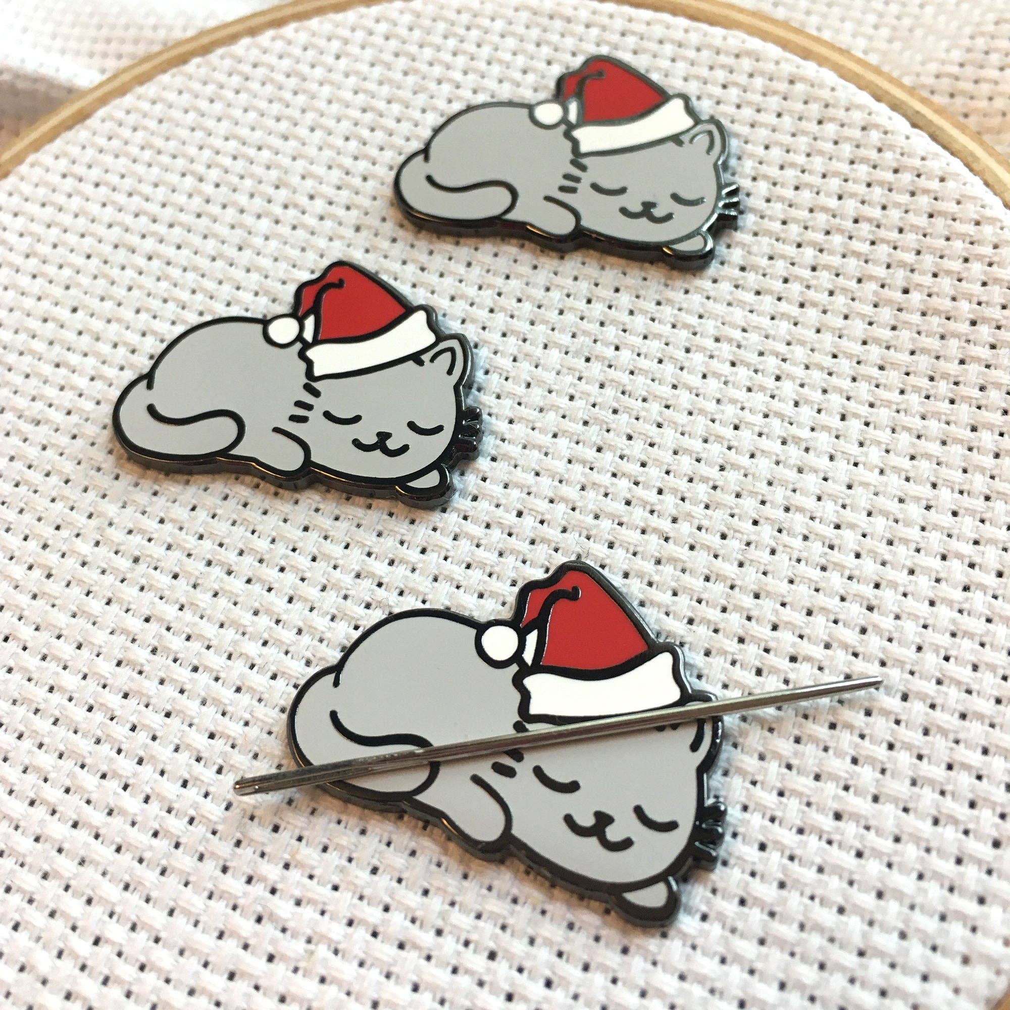 Sleepy Christmas Kitty Needle Minder
